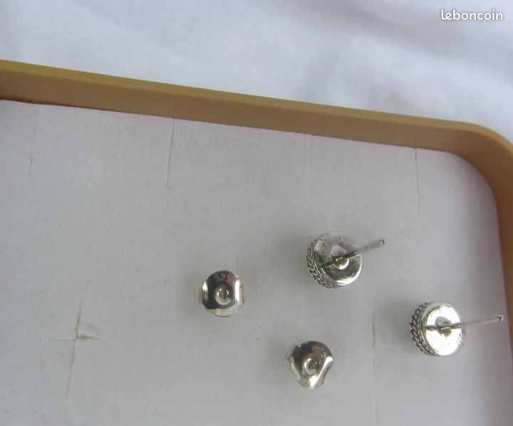Boucles d'oreilles puces en argent et péridot (image 4)