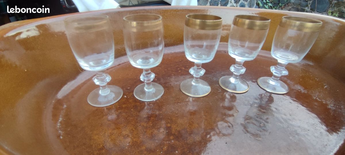 Set de 5 verres à liqueur en cristal ornés d'une dorure (image 1)