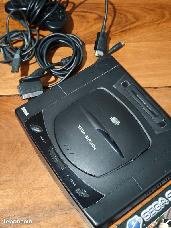 Sega Saturn modèle 2 complète + 2 manettes + Câblerie + 2 jeux (Sega Rally & Hang-On GP) (image 1)