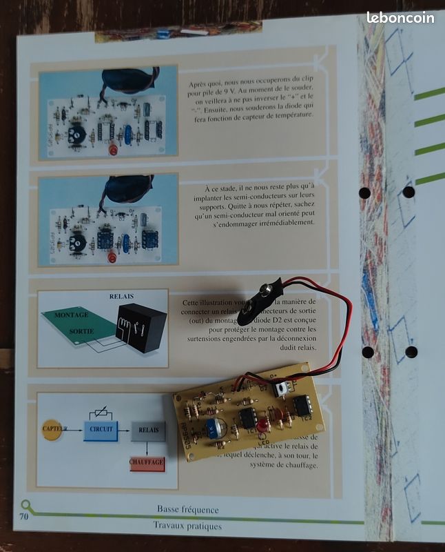 Une collection d'appareils électroniques dont l'un porte le numéro 5 | Vecteur Premium