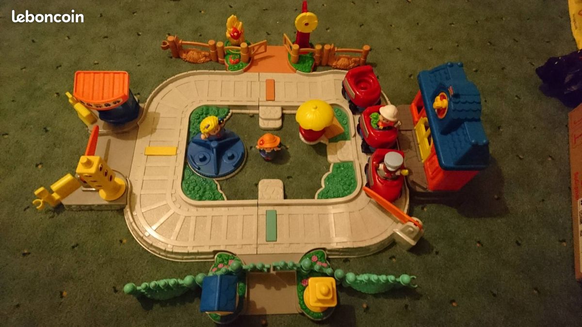 Little People train (image 1)