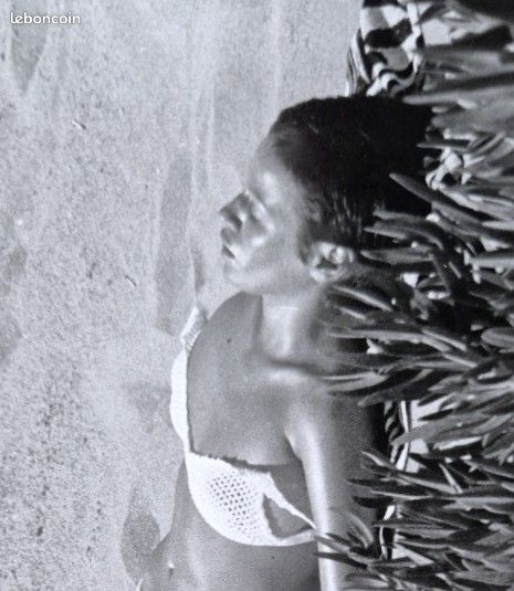 Photographie Vintage Argentique l'Indépendant 1974 - Photographe Serge Moritz - Femme se relaxant sur plage - Célébrité mannequin actrice ou starlette à identifier (image 2)