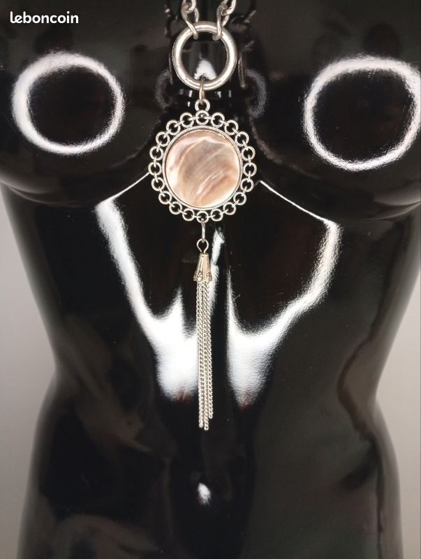 Collier Sautoir Perles En Verre Nacré Avec Pendentif Métal Argenté - Occasion Bon état