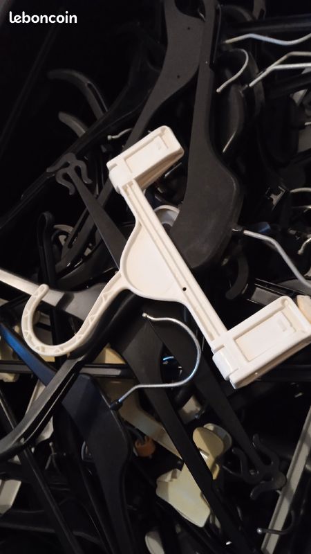 Lot de 72 cintres de tout type vendu sans la boîte (image 3)