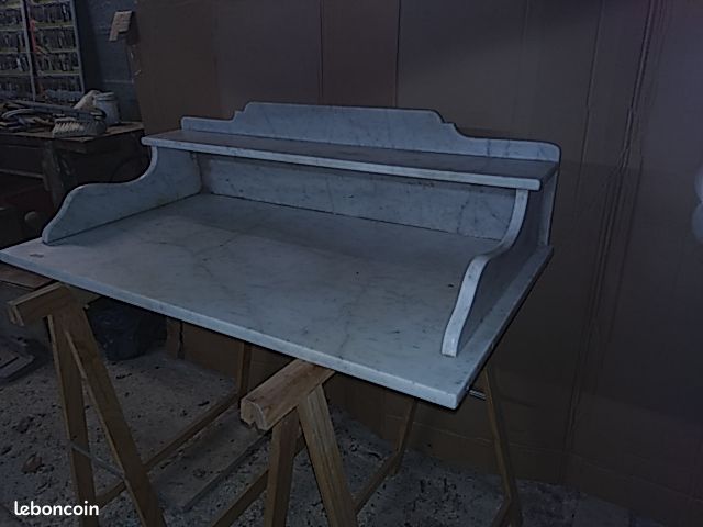 Table de toilette en marbre (image 1)
