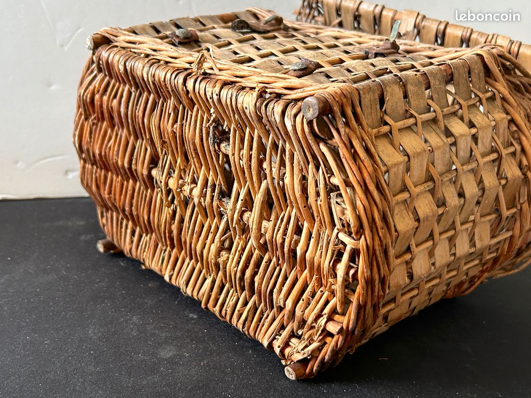 Panier de pêche ancien en osier