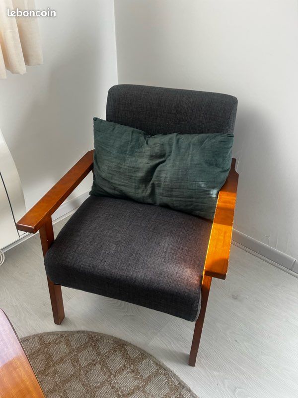 Fauteuil scandinave gris et bois (image 1)
