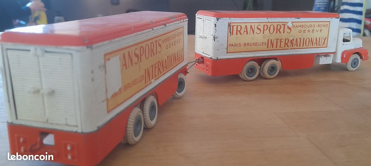 J.R.D TRACTEUR Unic Izoard Cirque Avec Ses 2 Remorques Attractions