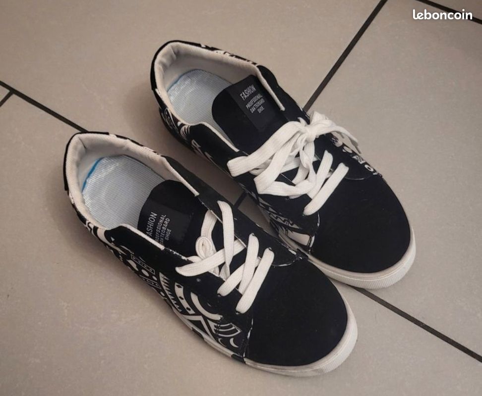 Basket noire & blanche neuve, taille 42 à lacets.
13,50e (image 5)