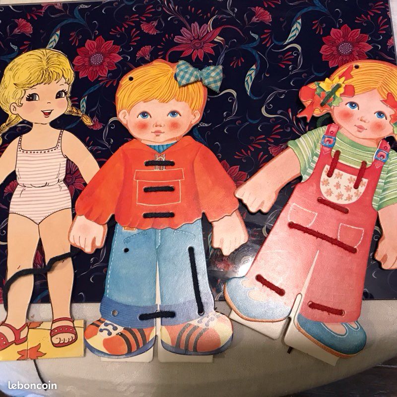 Lot divers de poupées, oursons, chapeaux, mobilier et accessoires (en 3