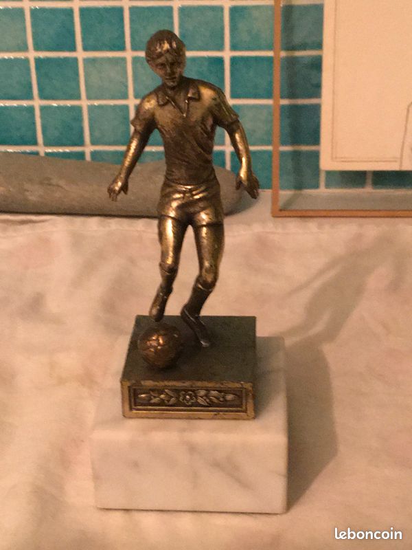 Joueur et son ballon », statuette en régule - Sculpture
