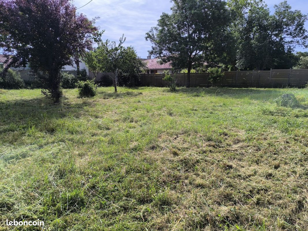 L'Isle Jourdain - Terrain plat et viabilisé 560m² · à L'Isle-Jourdain · 130 000 €