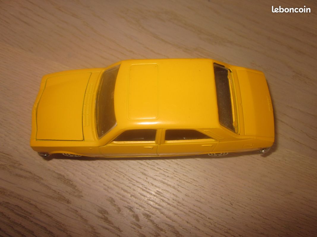 1/43 Peugeot 504 plastique rouge tout ouvrants no jet cat plstigam dinky solido - Collection