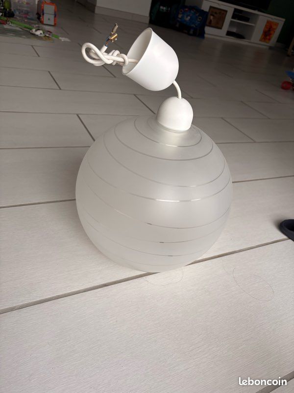 Suspension luminaire boule blanche striée – globe dépoli – style moderne (image 3)