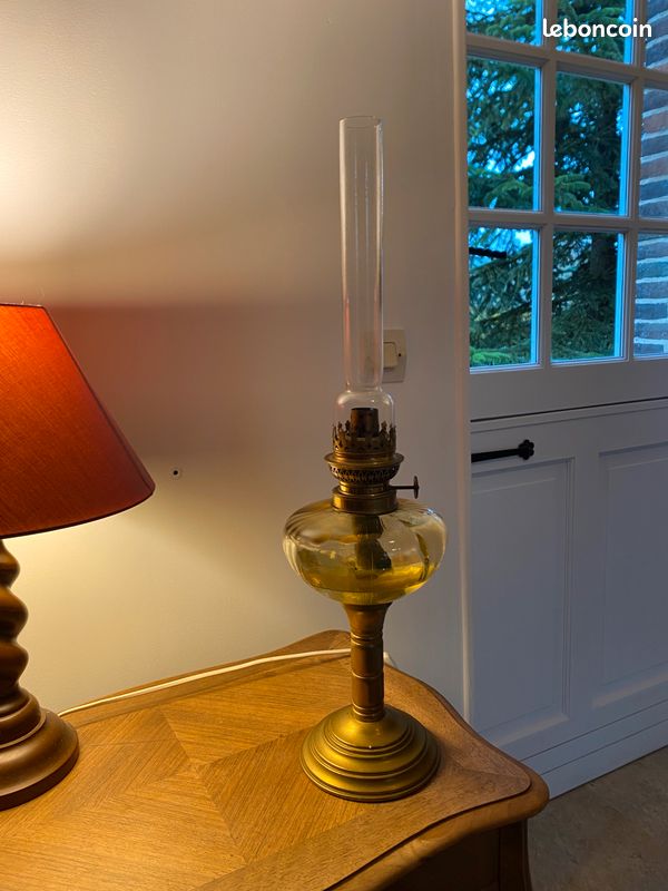 Lampe pétrole vintage verre bleu nuancé bec cuivre bas métal H 30cm voir descriptif - Décoration