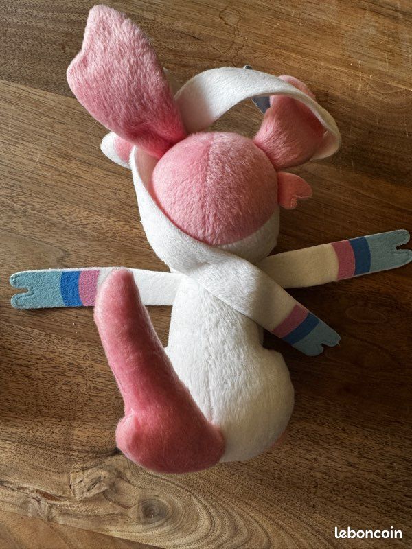 Pokemon Peluche 60cm Nymphali Jazwares chez Pokemon Peluche 60cm Nymphali Jazwares chez