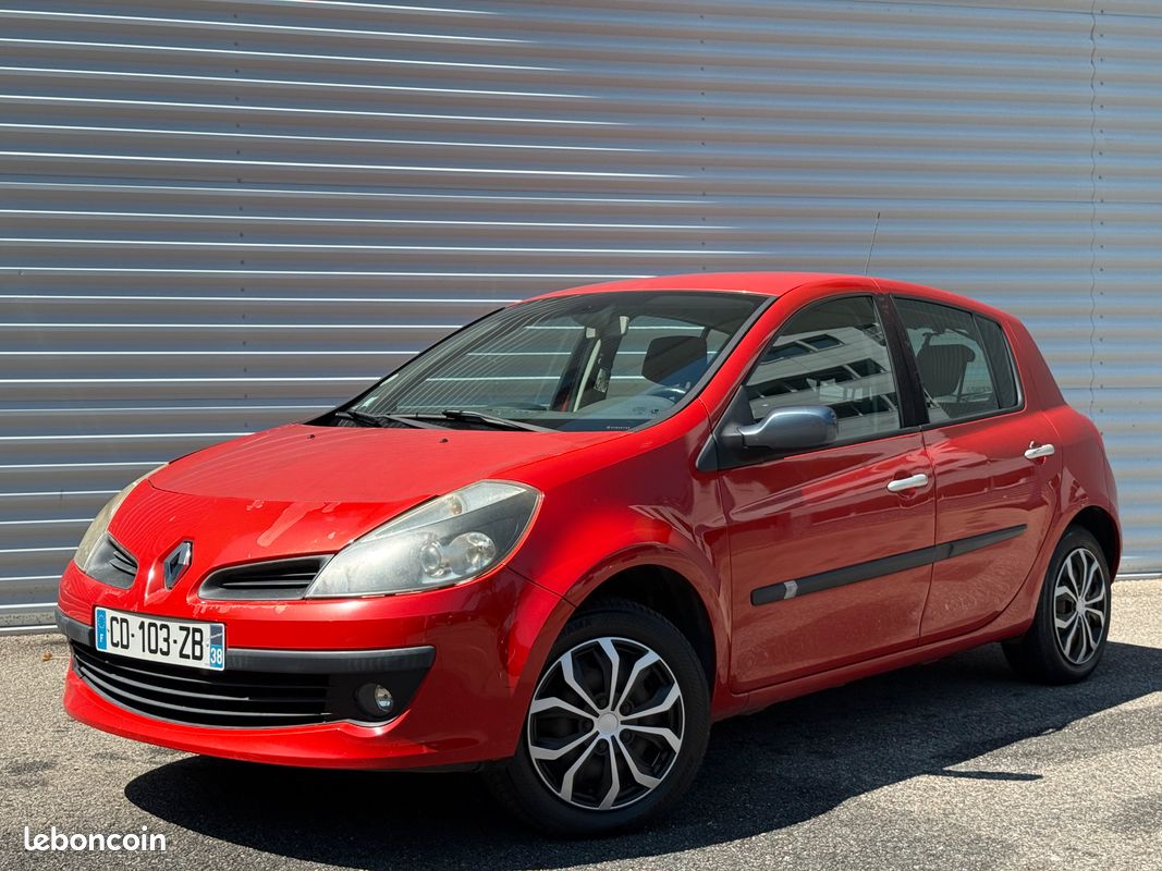 Renault clio iii 1.6i kit embrayage neuf/kit distribution neuf /revision complete neuf / disque plaquette avant neuf /triangle avant neuf (image 1)