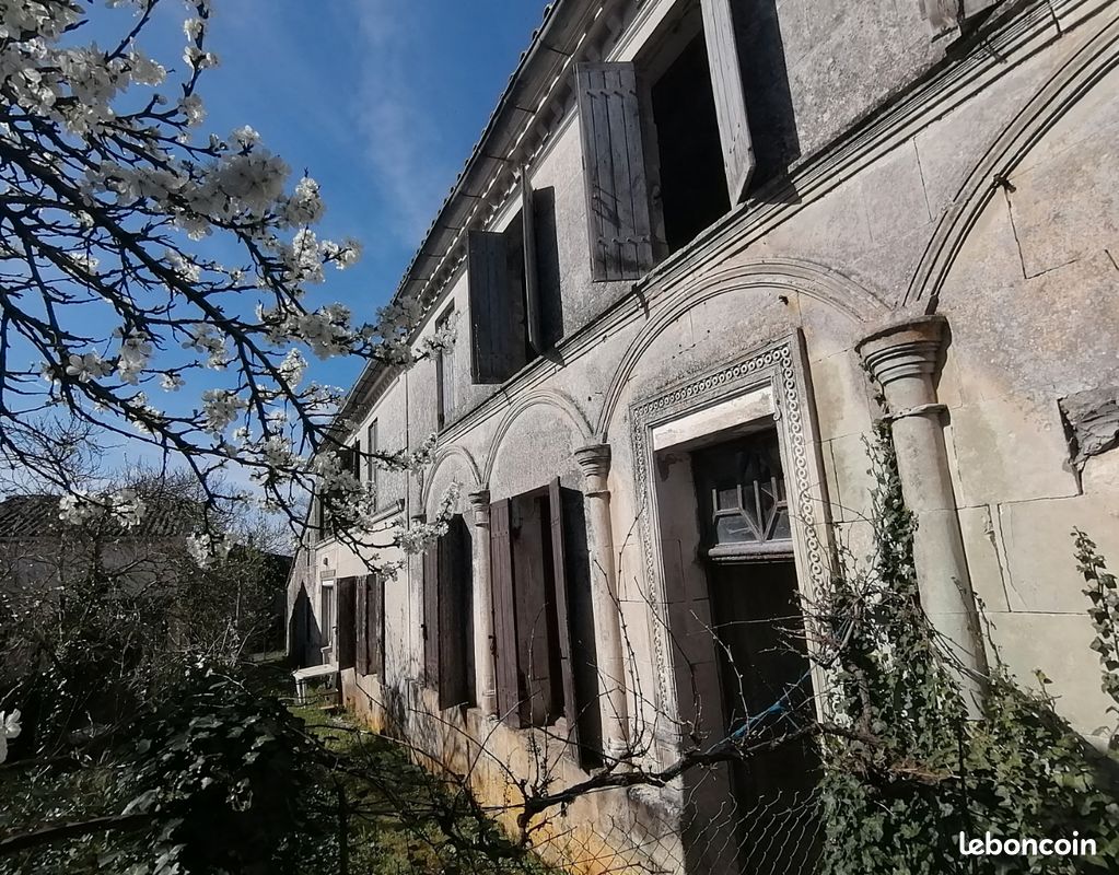 Maison 8 pièces 250 m² · à Courcoury · 250 m² · 138 000 €