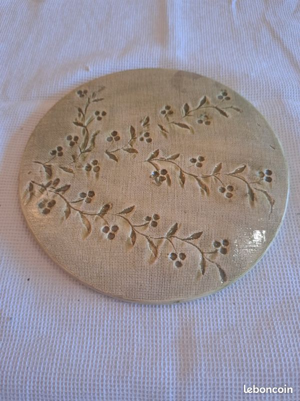 Dessous-de-Plat Artisanal en Céramique – Décor Végétal Gravé – Signé (image 2)