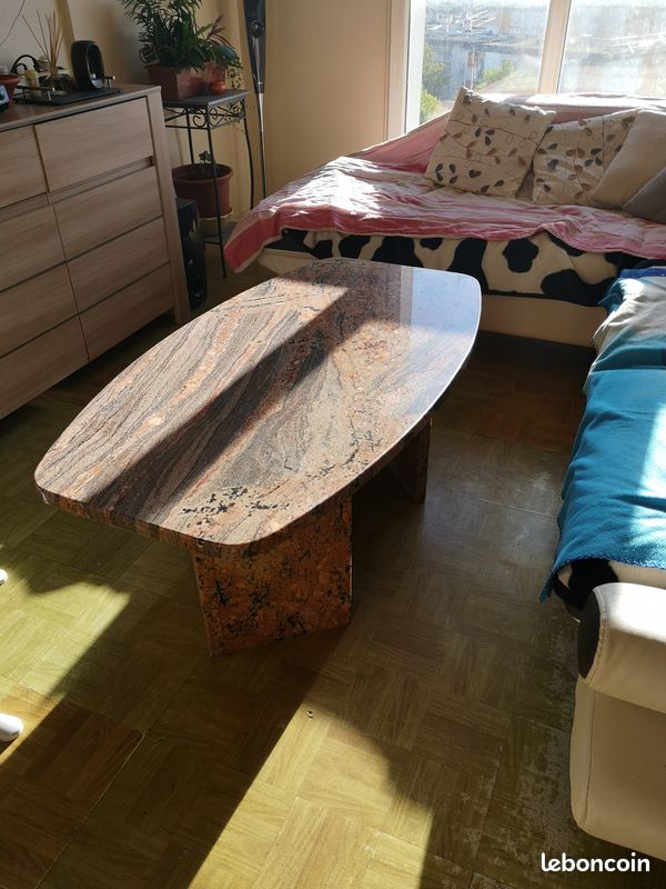Table basse en marbre rose (image 3)