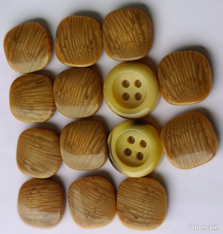 Lot de 12 boutons beiges carrés marbrés (22mm) + 2 boutons beiges offerts - LOT N°21 - (image 1)