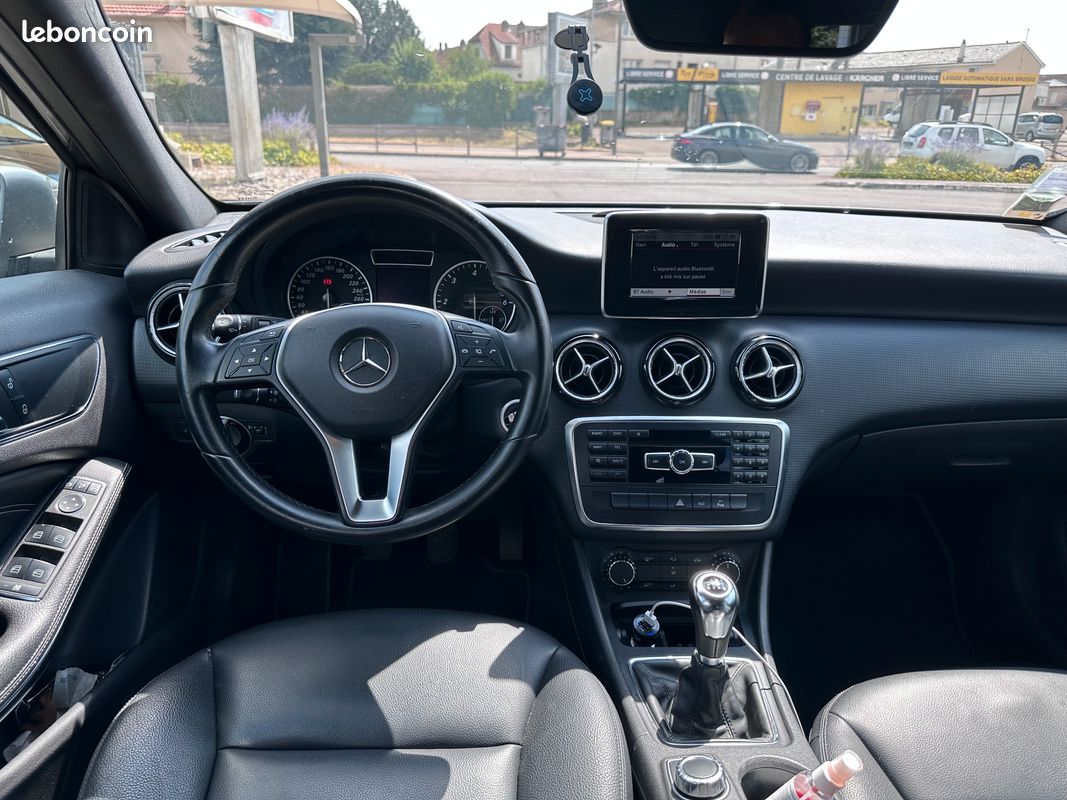 Mercedes A180 gris métallisé (image 2)