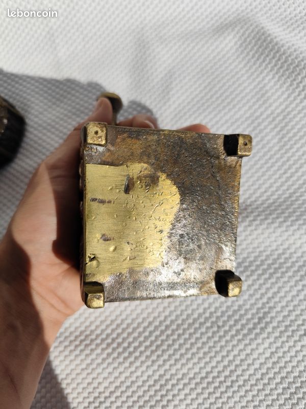 Ensemble ancien en laiton massif briquet de table et cendrier gothique – Modèle déposé France – pièce de collection (image 9)
