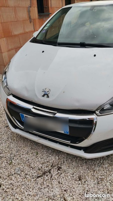 Bonjour Vend peugeot 208 (image 1)