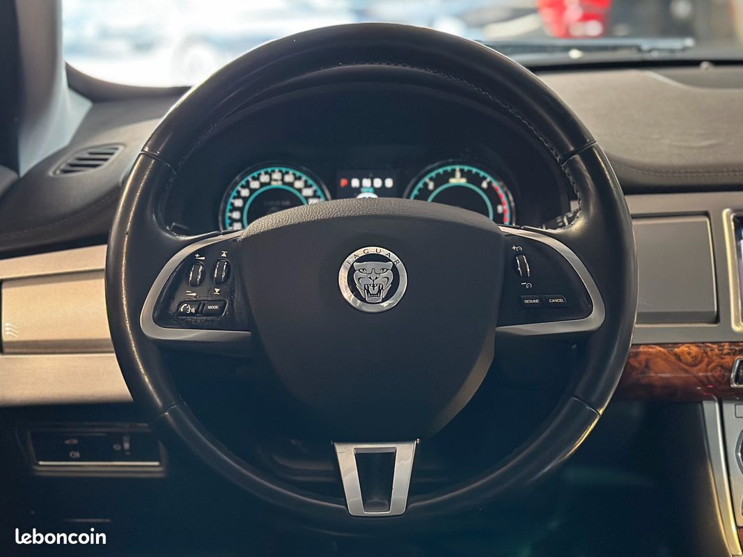 Jaguar XF 2.2 163ch Luxe Premium "Carnet d'entretien Jaguar" (image 5)