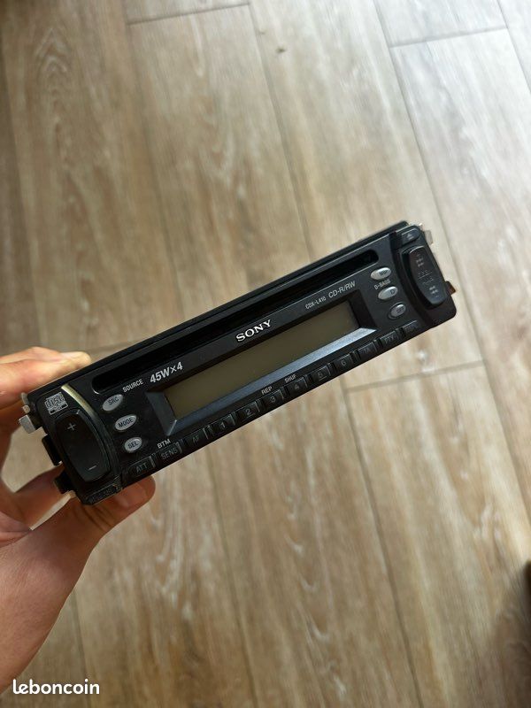 Poste radio CD à façade (image 1)