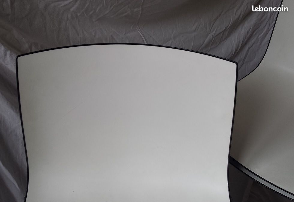 Lot 4 chaises élégantes, marque Arper Catifa 46, bicolore blanc/noir, pieds acier chromé et patins (image 11)