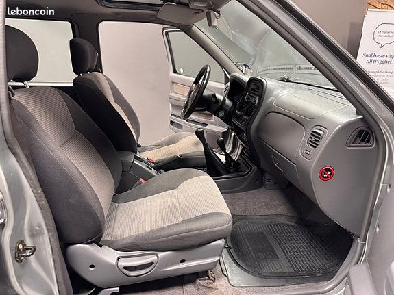 Nissan Navara Double Cab 2.5 dCi 133CH | Faible Kilométrage 4x4 Attelage Climatisation Sièges Cha... (image 8)