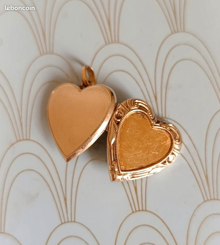 Petit pendentif Belle Epoque en plaqué or rose FIX en forme de coeur avec motifs de rubans et feuillages - France