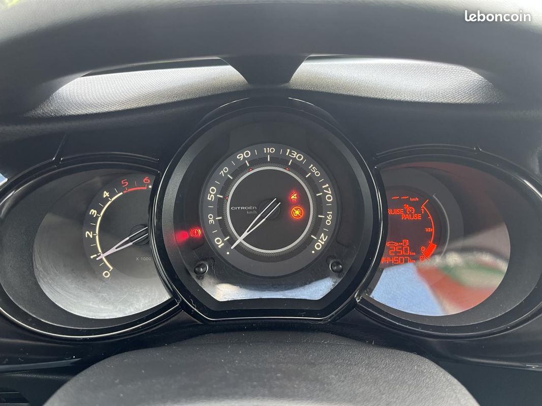 CITROEN C3 1.4 HDi FAP - 70 - Confort - CAR PLAY - REGULATEUR - SUIVI - TURBO-DISTRI- EMBRAYAGE-OK (image 16)