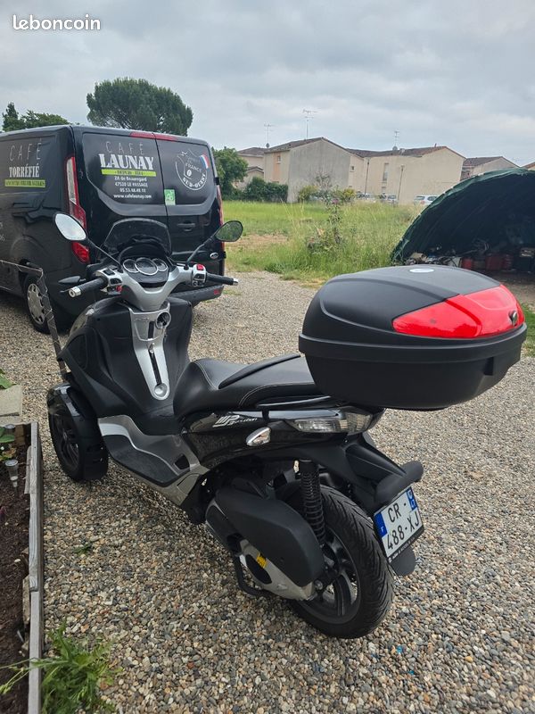 Piaggio MP3 300 (image 2)