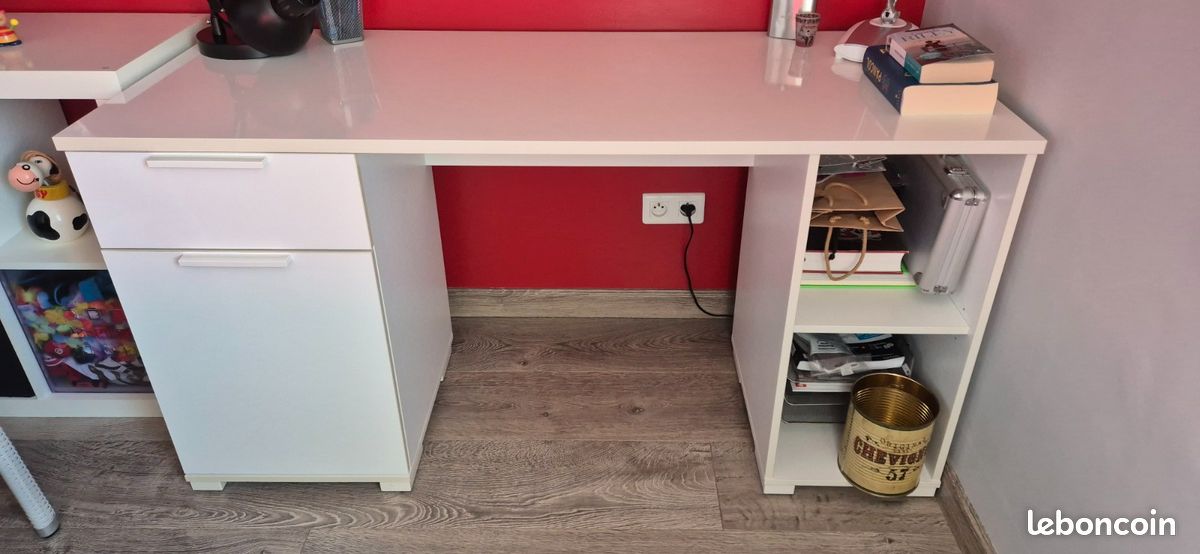 Bureau (image 1)