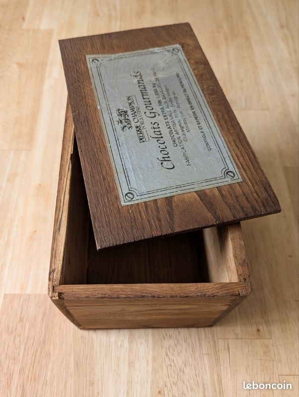Boîte en bois foncé (image 1)