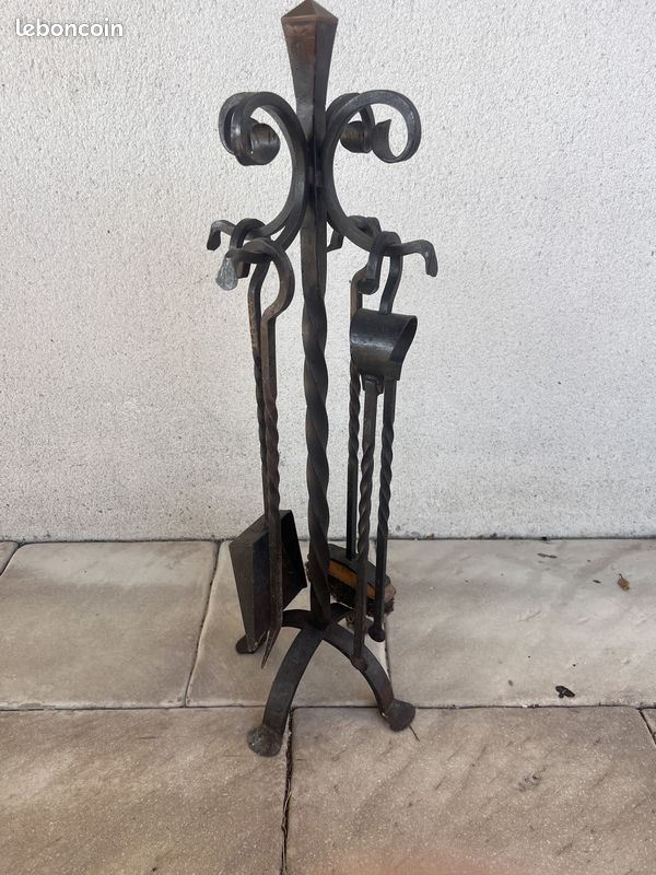 Serviteur de cheminée ancien en fer forgé – fabrication artisanale – pièce unique (image 1)