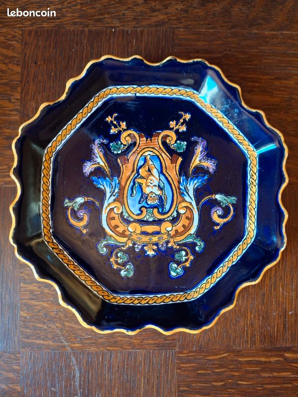 PLATEAU EN FAIENCE DE GIEN POLYCHROME FOND BLEU DECOR RENAISSANCE H3226 Imgx1200 1795