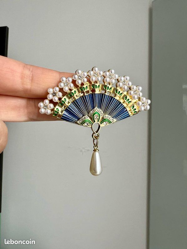 Broche Éventail Dentelle Dorée Sertie De CZ Bleu Et Perles - Style Art Déco Vintage - Neuf Sans Emballage