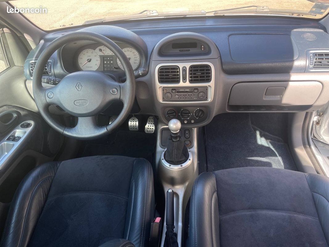 RENAULT CLIO 3.0 V6 Sport (image 15)