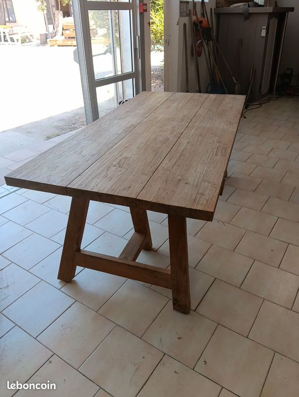 Table en bois massif (image 1)