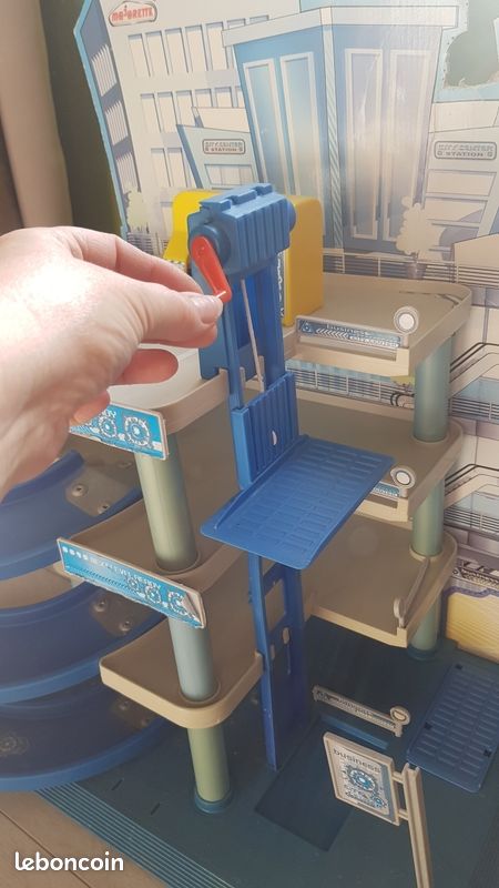 Garage et lot de 20 petites voitures (image 2)