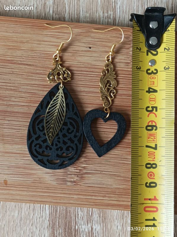 Paire De Boucles D'Oreilles Pendantes Fantaisie - Couleur Noire Ou Ecru - Neuf Avec Étiquette
