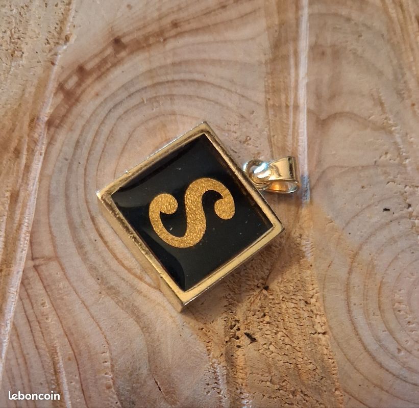 Pendentif lettre (image 1)
