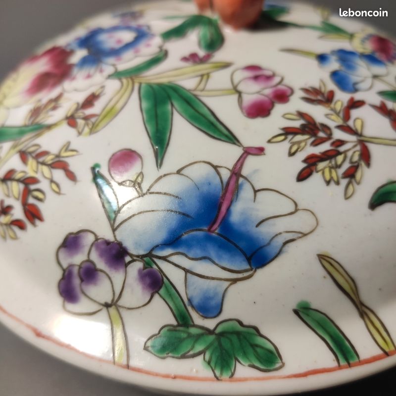 Boîte couverte ancienne en porcelaine polychrome - Décor Floral - Style Famille Rose (image 4)
