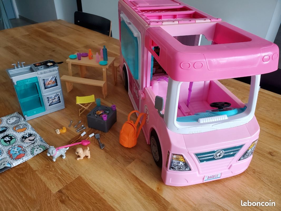 Barbie Bundle, Camping-car de rêve (HCD46) + poupée Barbie et accessoires ( HJY18), 2 jouets pour enfants 3 ans et
