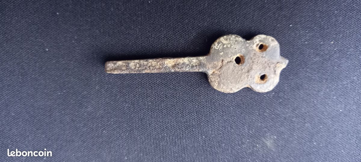 Clé De Montre à Gousset Ancienne N°2 - 3,6 Cm, 1,6 G, Avec Pierre Rouge Demi-ronde