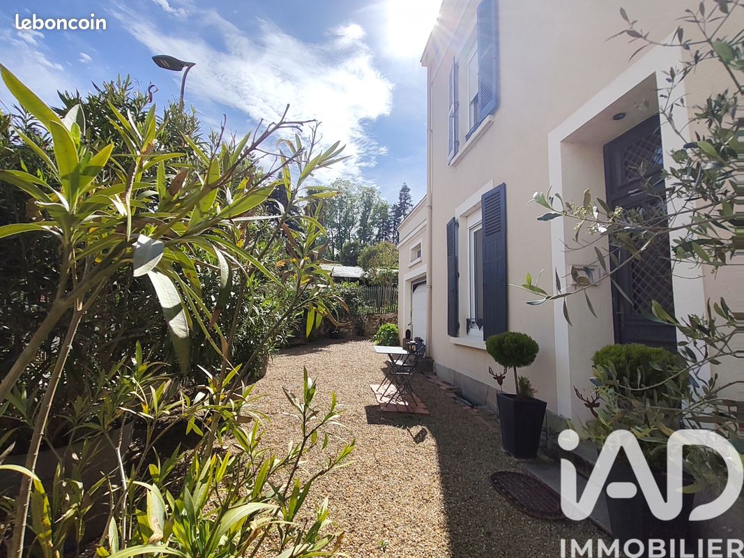 Maison 8 pièces 219 m² · à Segré-en-Anjou Bleu · 219 m² · 352 000 €