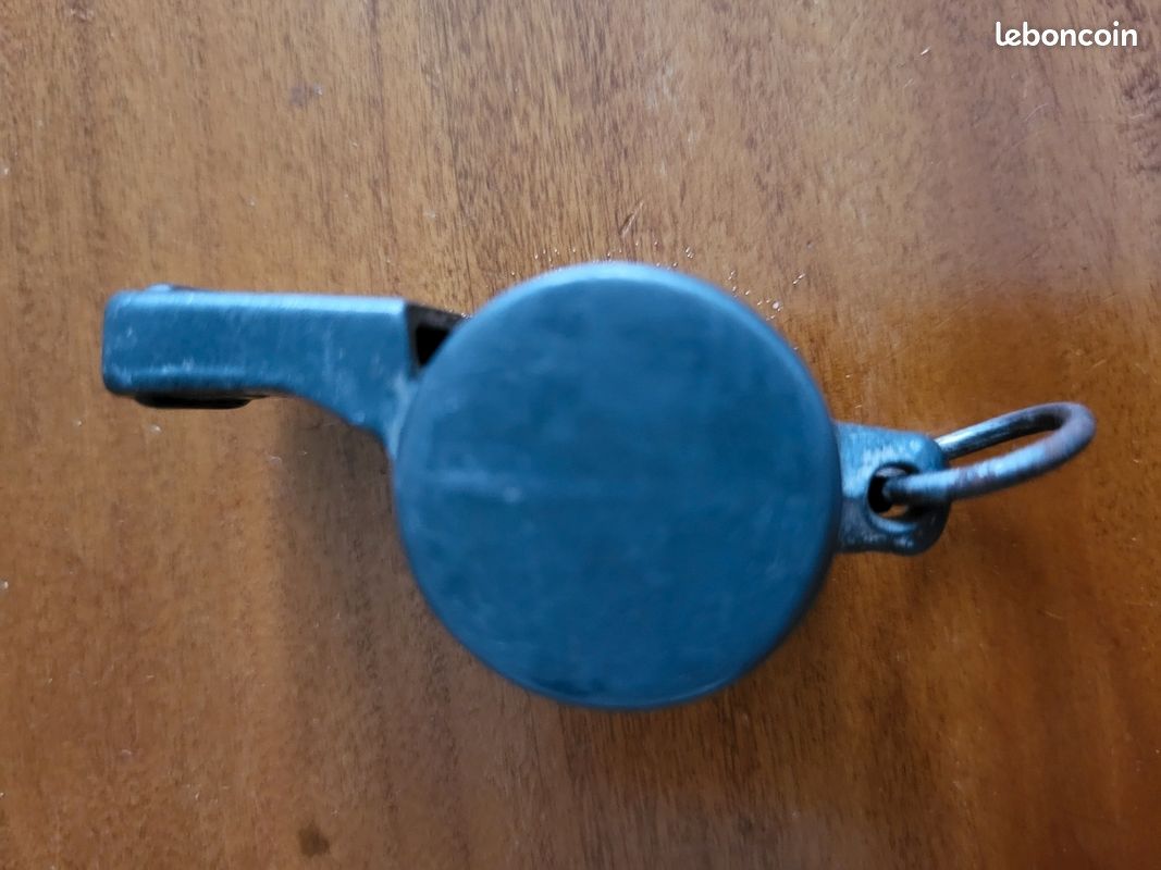 Ancien sifflet en alu avec bille en bois fonctionne de 6 cm